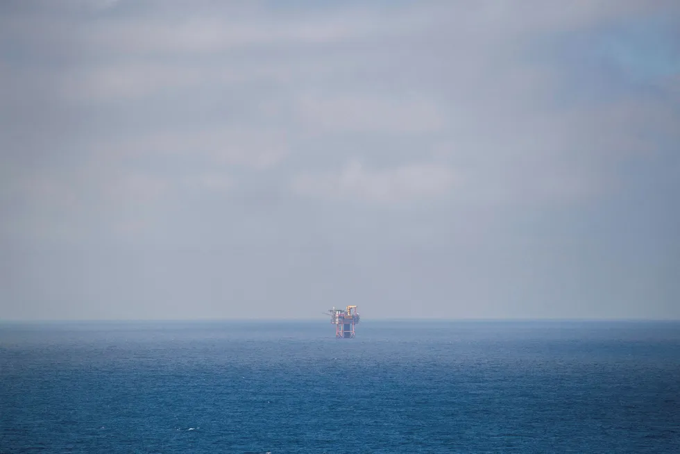 Mange omtaler situasjonen i Arktis som et forestående «cold rush» for å utvinne ressurser. Vi mener at «vente og se» er en smart strategi. For de som bryr seg om klimaet og for alle andres skyld, så kan strategien være å utvise tålmodighet. Bildet er fra Valhall-feltet i Nordsjøen.