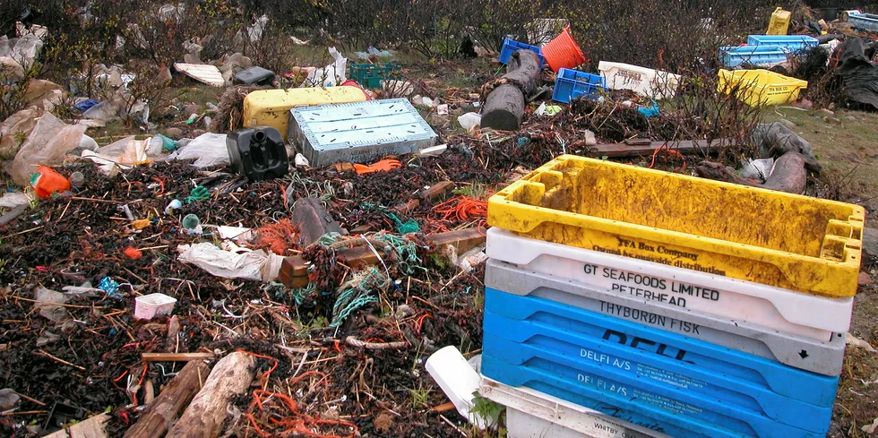 Plast som kilde til forsøpling av strender og en fare for liv og helse i havet er etter hvert velkjent. Fiskeri og oppdrett får mye av skylden.