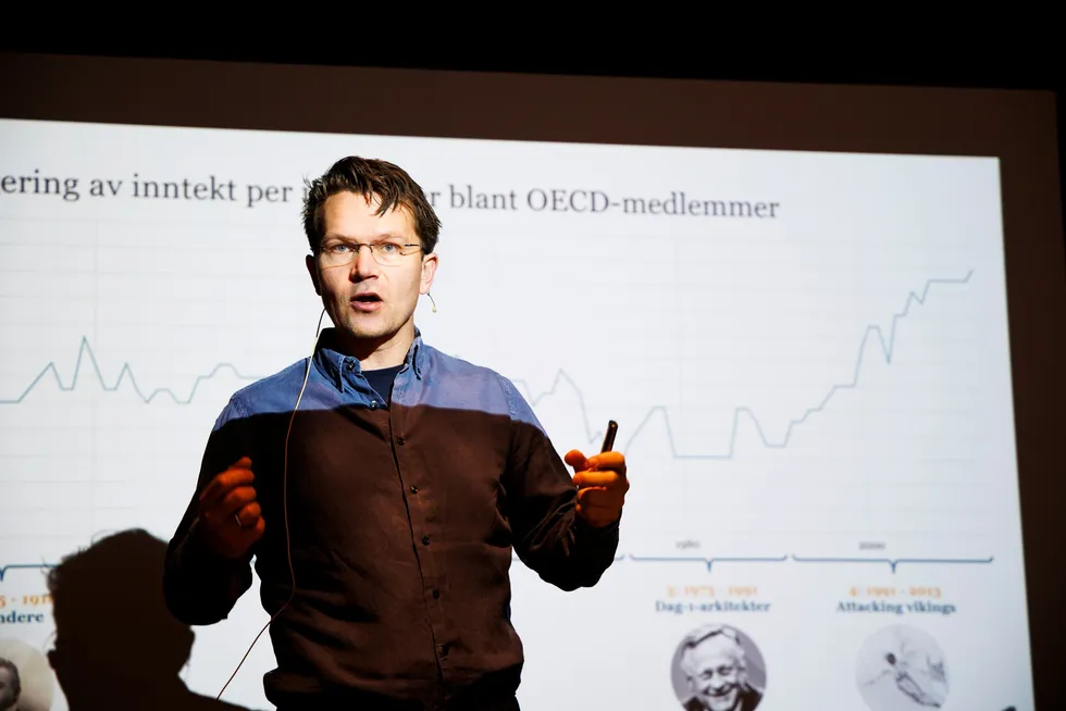 Martin Bech Holte holder foredrag om boken «Landet som ble for rikt» på et seminar for ansatte i DN Media Group.