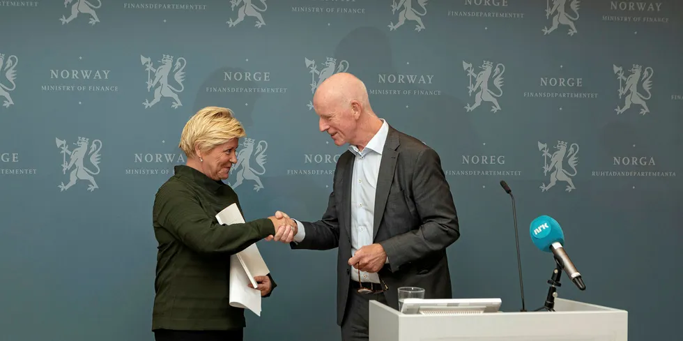 Per Sanderud overleverte rapporten rundt beskatning av kraftbransjen til Finansminister Siv Jensen i slutten av september. Nå melder hun at det ikke vil bli aktuelt å endre innslagpunktet for grunnrenteskatten for småkraftverk.