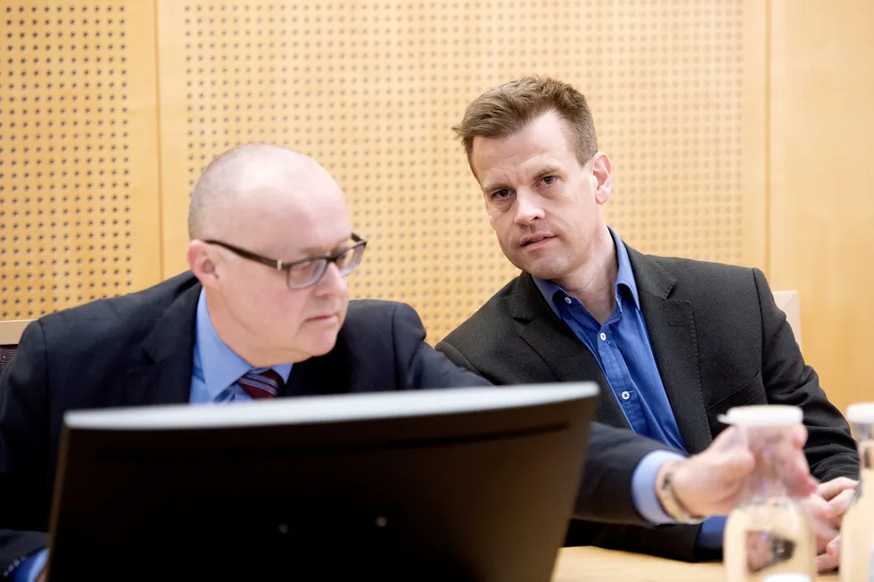 Arne Vigeland (til høyre) har gått på sitt andre nederlag i konflikten med syv tidligere styremedlemmer i RenoNorden. Per Gunnar Rymer (til venstre) har bistått Vigeland i saken. Bildet er fra da saken gikk for tingretten i 2019.
