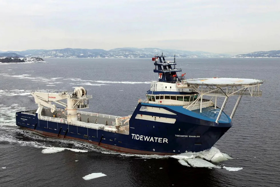 I USA har flere supplyrederier og riggselskaper det siste året gjennomgått restruktureringer styrt av rettsapparatet, såkalte Chapter 11-restruktureringer. Blant dem er store selskaper som Tidewater.