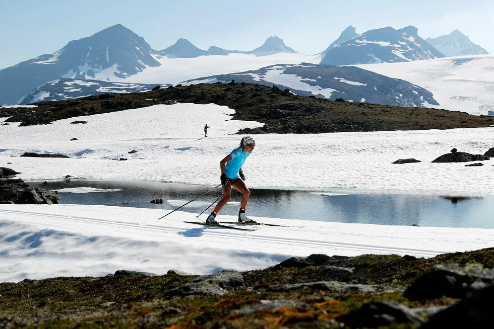 Therese Johaug tapte trolig mange millioner på å være borte fra idretten, men har fortsatt tjent penger gjennom selskapet Setra as. Her trener Therese Johaug og langrennsløperne på det norske skilandslaget i langrennsløypene på Sognefjellet. Foto: Cornelius Poppe/NTB Scanpix