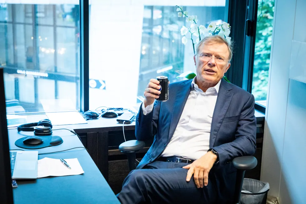 I fjor sluttet Peter Hermanrud som sjefstrateg i Sparebank 1 Markets for å forvalte egne midler på heltid. Her nyter han en boks Pepsi Max i sitt nye kontor på Aker Brygge. – Jeg prøvde å slutte med både Pepsi Max og kaffe en gang. Da hadde jeg hodepine i en måned, sier Hermanrud.