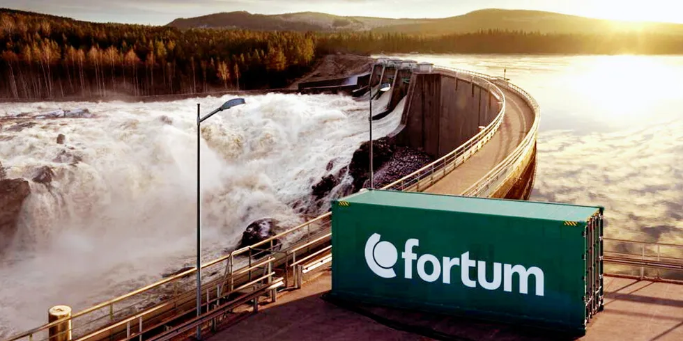 Ved Landafors kraftverk i Sverige har Fortum koblet samlet 48 brukte elbil-batterier inne i en container som regulerer levert effekt fra kraftverket. Bildet er en illustrasjon.