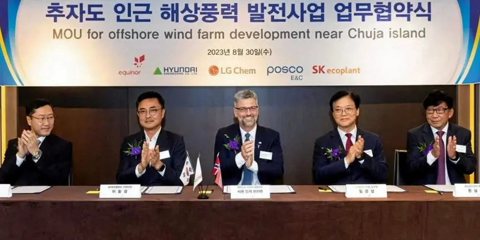 Representatives of Equinor, Hyundai Engineering, Posco E&C, SK Ecoplant and LG Chem.