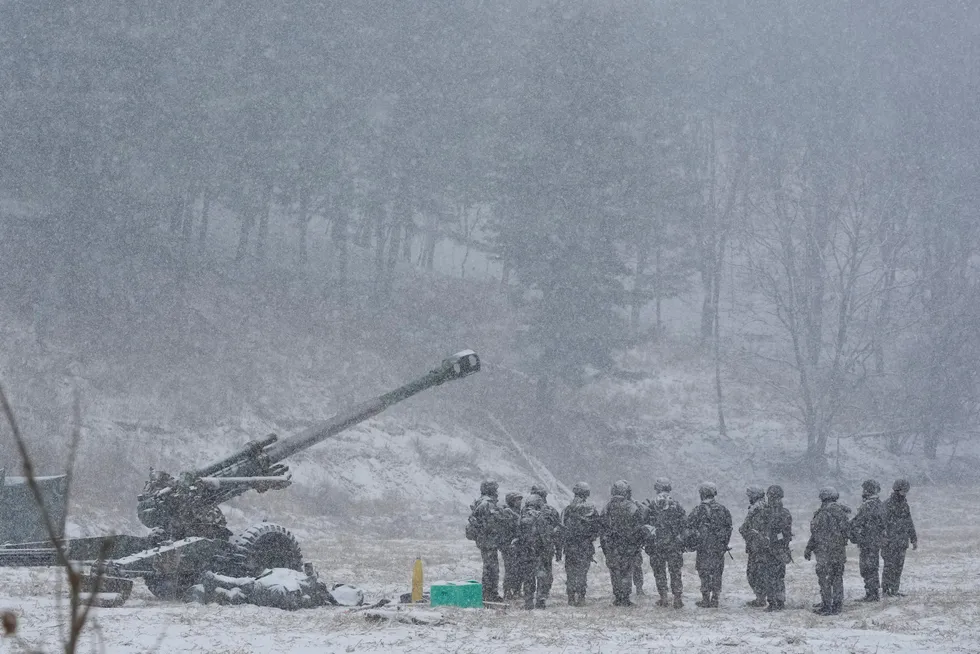 Sørkoreanske soldater deltar i en militærøvelse i Paju denne uken. Sør-Korea varsler kraftfullt svar på en eventuell nordkoreansk provokasjon. Advarselen kommer etter at Nord-Korea har sagt at krig ikke er utelukket.