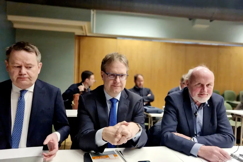 NTS-styreleder Nils Martin Williksen (helt til høyre) møtte med to partnere fra advokatfirmaet Thommessen på en ekstraordinær generalforsamling i Norway Royal Salmon (NRS) torsdag 7. april. Til venstre: Stig Berge, i midten Mons Paulsen.