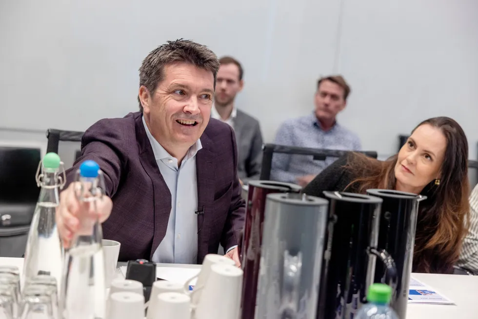 Ole Robert Reitan og finansdirektør Kristin Genton legger frem tall for Reitan Retall.