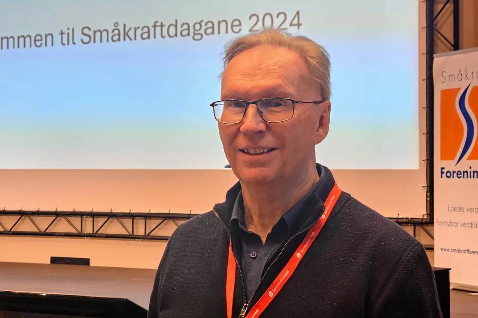 John Ravlo, salgsdirektør i Ecohz, har tett kontakt med kraftbransjen i Norge og andre land. Her på Småkraftdagane i Bergen i vinter. Ravlo etterlyser en debatt om framtiden til kraftintensiv industri i Norge.