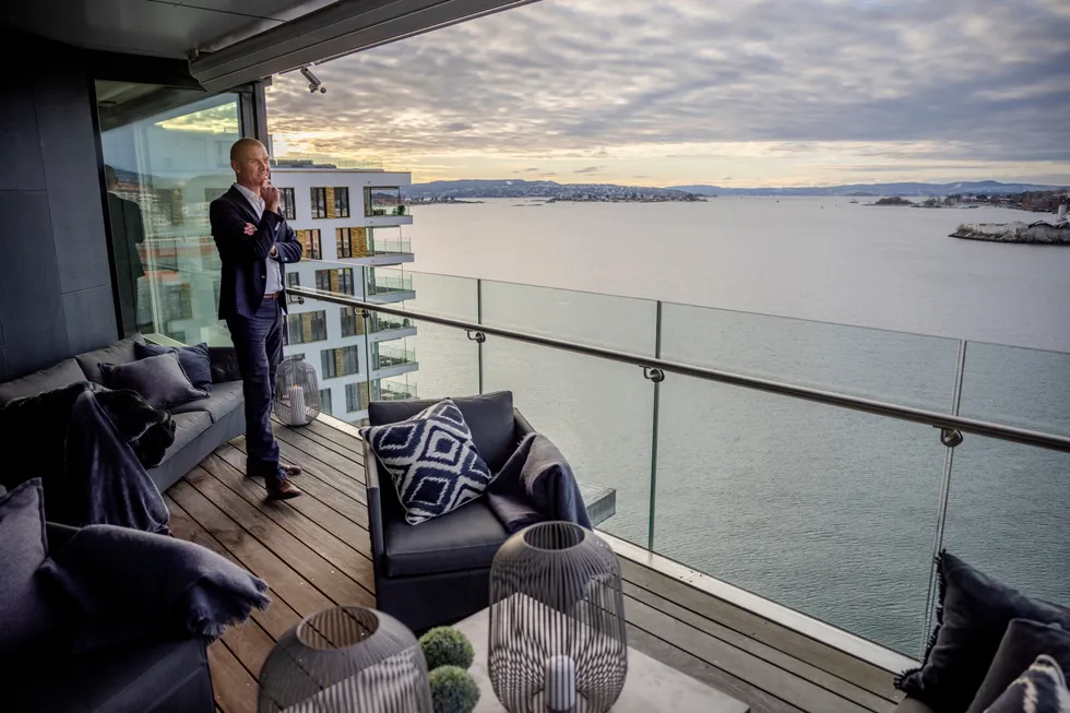 – Tjuvholmen lever sitt eget liv. De som bor her nede blir ikke så berørt av prisvekst og høyere renter, sier megler Dag Rune Kristiansen som har ansvaret for salget av Håvard Nordtveits Tjuvolmen-leilighet.