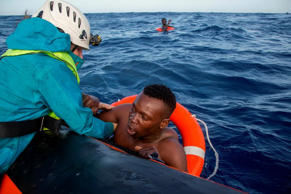 Når FN nå lager en avtale som gjør migrasjon til et internasjonalt tema med internasjonale løsninger, frykter stater at de mister sin selvråderett på dette viktige feltet og regjeringer møter krav fra velgerne om å avstå. Her hjelper tysk NGO Sea-Watch en libysk migrant.