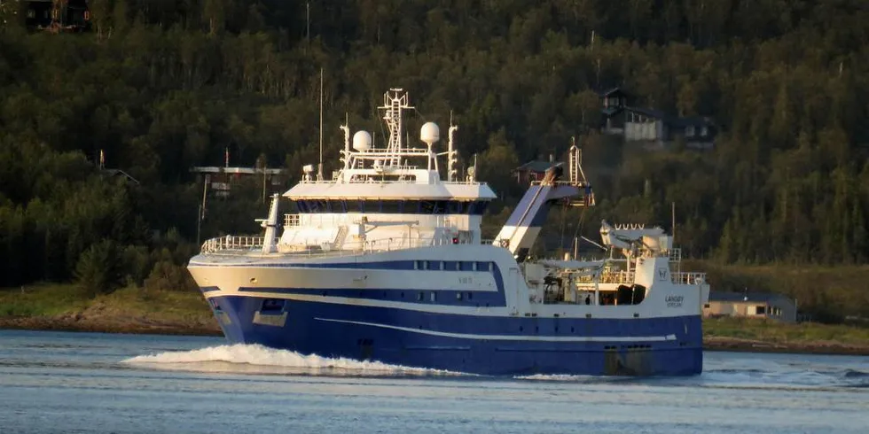 MER HYSE: Holmøy-tråleren «Langøy» er blant de trålerne som har fått anledning til å fiske mer hyse i høst, hyse som både Fiskekjøpernes Forening og Sjømatbedriftene mener burde vært byttet mot torsk.Foto: Jon Eirik Olsen