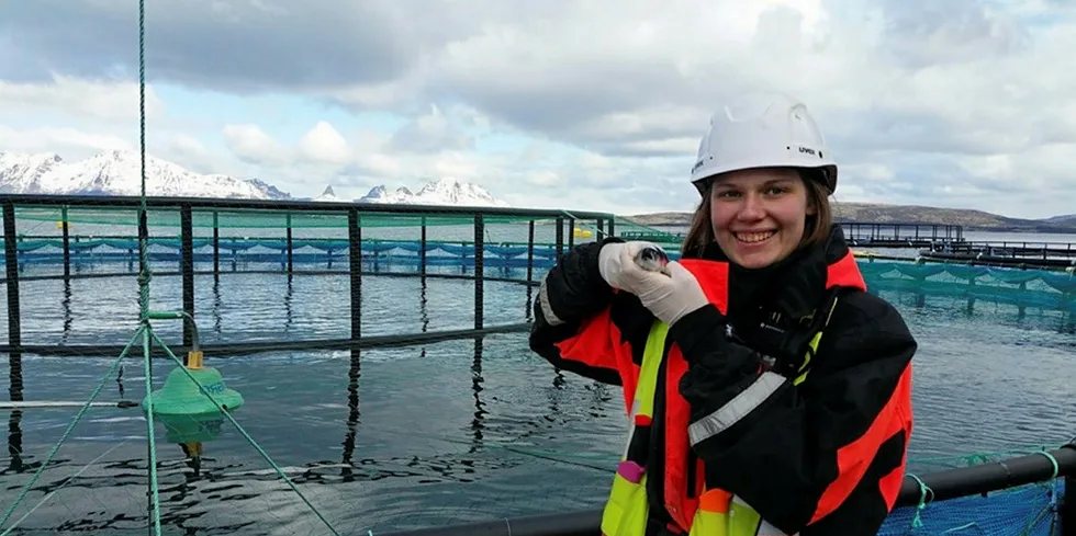 Thea Kildahl jobber ved Cermaq i Steigen i Nordland. Nå skal hun og andre Cermaq-ansatte bli bedre kjent med egen bedrift.