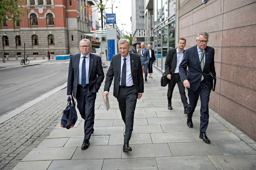 Konsernsjef Eldar Sætre (til venstre) og styreleder Jon Erik Reinhardsen i Equinor på vei inn i Olje- og energidepartementets kontorer i Akersgata for å forklare seg om tapene i USA. Bak: Bård Glad Pedersen og Reidar Gjærum (til høyre) fra kommunikasjonsavdelingen.