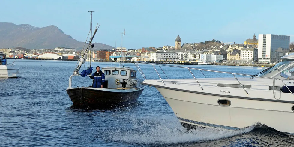 BORGUNDFJORDFISKET: Det er hobbyfiskerne som regjerer i Borgundfjorden og på Aspevågen i Ålesund havnebasseng for tiden. Yrkesfiskerne er stengt ut med sine garn og pilkerne prøver å få lite bitevillig torsk på kroken.