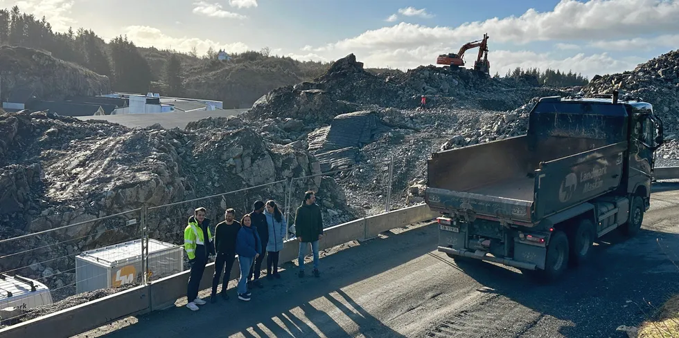 Bremnes Seashore i Kvednavikjo. Dagens foredlingsanlegg i bakgrunnen. Steinrøysa skal etter planen planerast ned og få ein ny fabrikk. Frå venstre: Sindre Andal Habbestad, byggingeniør, Trond Ånderå, produksjonssjef, Mersija Zekic, Kvalitetskoordinator, Tsegezab Almedom, linjeleiar, Alina Kupcova, produksjonskoordinator og Marius Pleskus, formann.