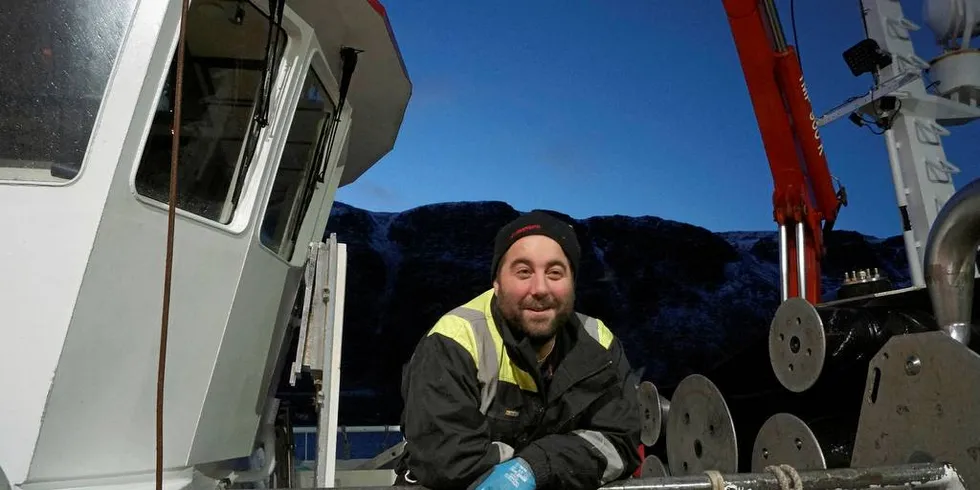 NYTER DAGENE: Trond Harald Iversen på «Leon Olai» nyter å være på fiske i Finnmark.Foto: Svetlana Heløy