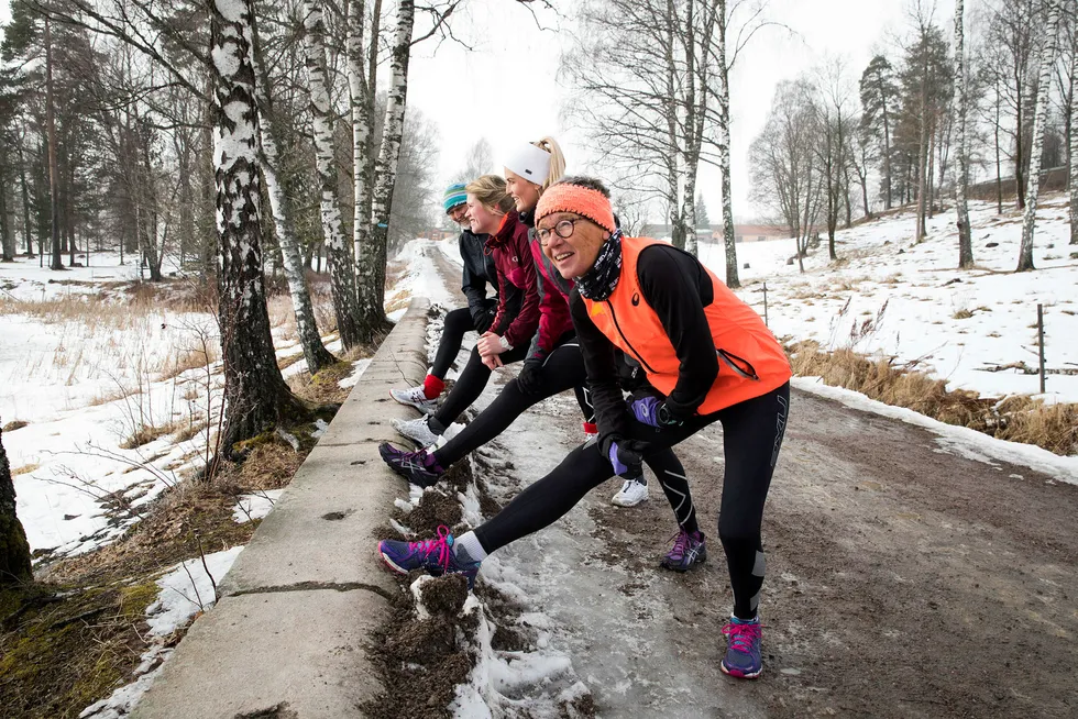 TØYING: Her strekkes baksiden av legger og lår ut. Fra venstre er Arve Kristiansen (63), Marit Eid Walberg (26), Marte Kristiansen (26) og Ingrid Kristiansen (60). Foto: Gunnar Lier