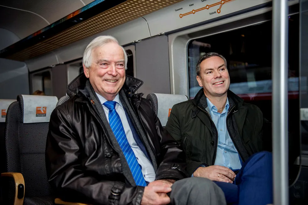 Storeier Per Sævik (til venstre) og rederisjef Njål Sævik er lettet over at Havila er reddet. Mandag ettermiddag var de på vei til Gardermoen for styremøte. Foto: Fartein Rudjord