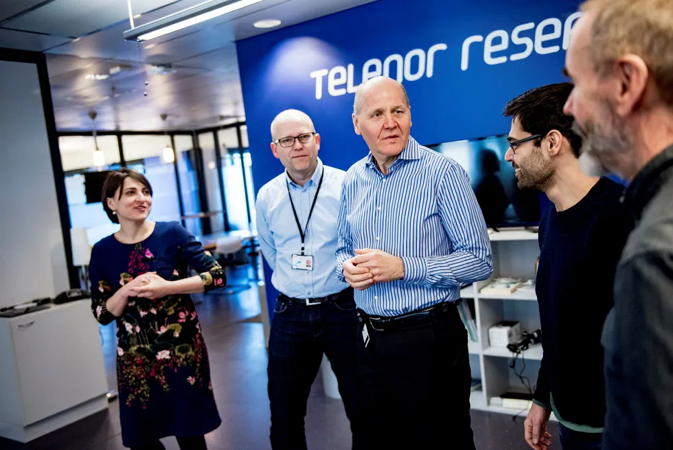 Telenor-sjefen omgitt av det som fremover blir noe av Telenors kjernekompetanse. Fra venstre: Leva Martinkenaite, sjef for digital innovasjon, forsker Kenth Engø-Monsen, konsernsjef Sigve Brekke, forsker Arjun Chandra og forsker Geoffery Canright, som alle jobber med prosjekter knyttet til kunstig intelligens. Foto: Fartein Rudjord