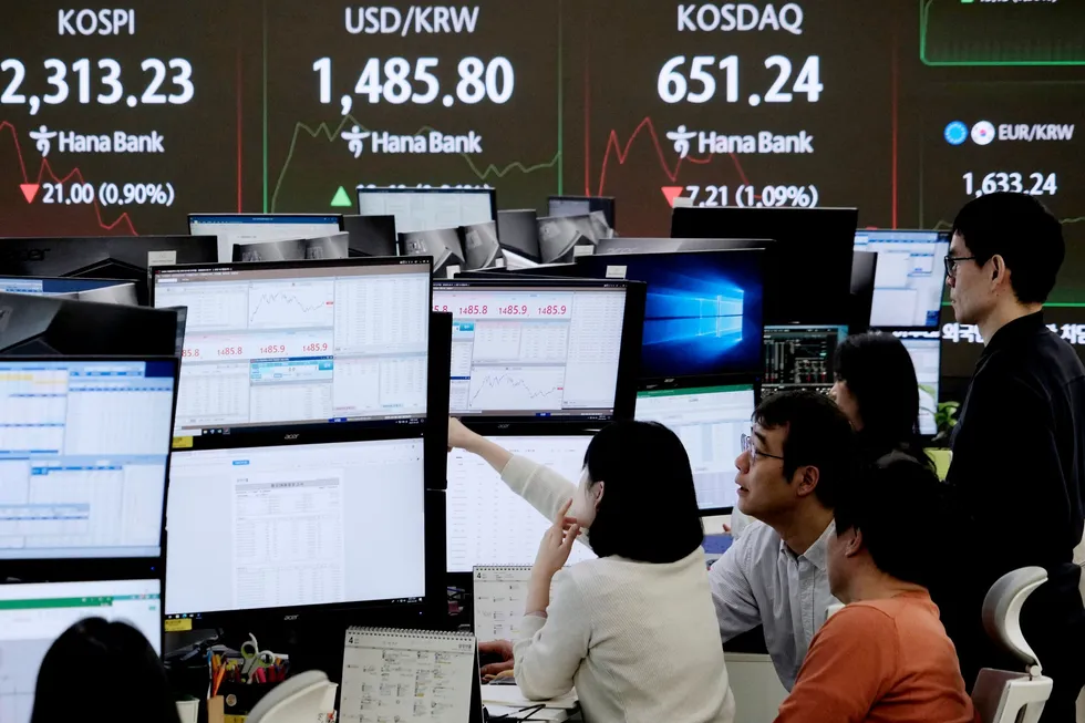 Det er en bred nedgang ved børsene i Asia. Her er valutahandelsrommet i KEB Hana Banks hovedkvarter i Seoul onsdag.