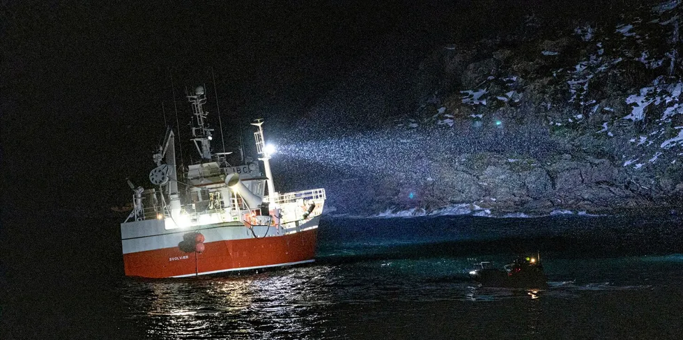 Fiskefartøyet «Rowenta» gikk på grunn i natt. KNM «Thor Heyerdahl» var like i nærheten og kunne bistå.