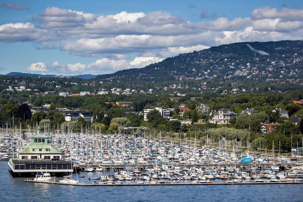 Norge er blant de ti landene i verden med høyest gjennomsnittlig formue, ifølge storbanken USB. Småbåtene står tett i tett på Kongen marina i Oslo, hvor det tar mange år å få en plass.