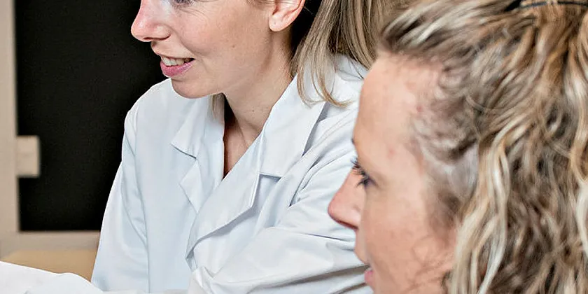 Lene Sveen og Elisabeth Ytteborg jobber med skinnhelse og sår hos oppdrettslaks. Her er de på lab.