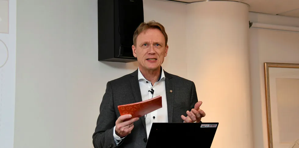 Rolf Barmen, konsernsjef i Fjordkraft, har tiltro til NVE som regulator, men hevder forbrukerdirektør Inger Lise Blyverket snakker mot bedre vitende når hun vil fjerne variabel pris.