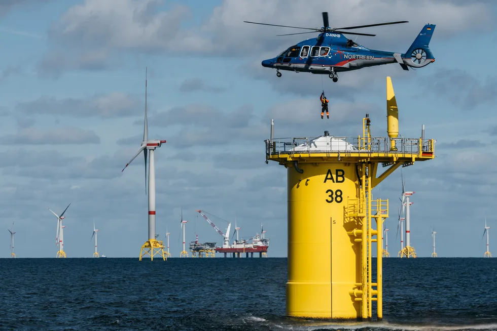 Verdien av norsk havvind blir lav fordi den sammenfaller med annen havvind i Nord-Europa. Tyskland og Storbritannia vil være overlesset med strøm når det blåser allerede i 2027, ifølge Statnett. Bildet er fra Arkona-vindparken i tysk farvann i Østersjøen.