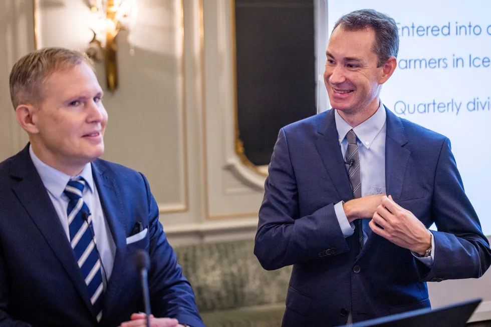 Konsernsjef Ivan Vindheim, til venstre og finansdirektør Kristian Ellingsen i Mowi presenterer onsdag sterke tall for første kvartal. Bildet er tatt ved en tidligere anledning.