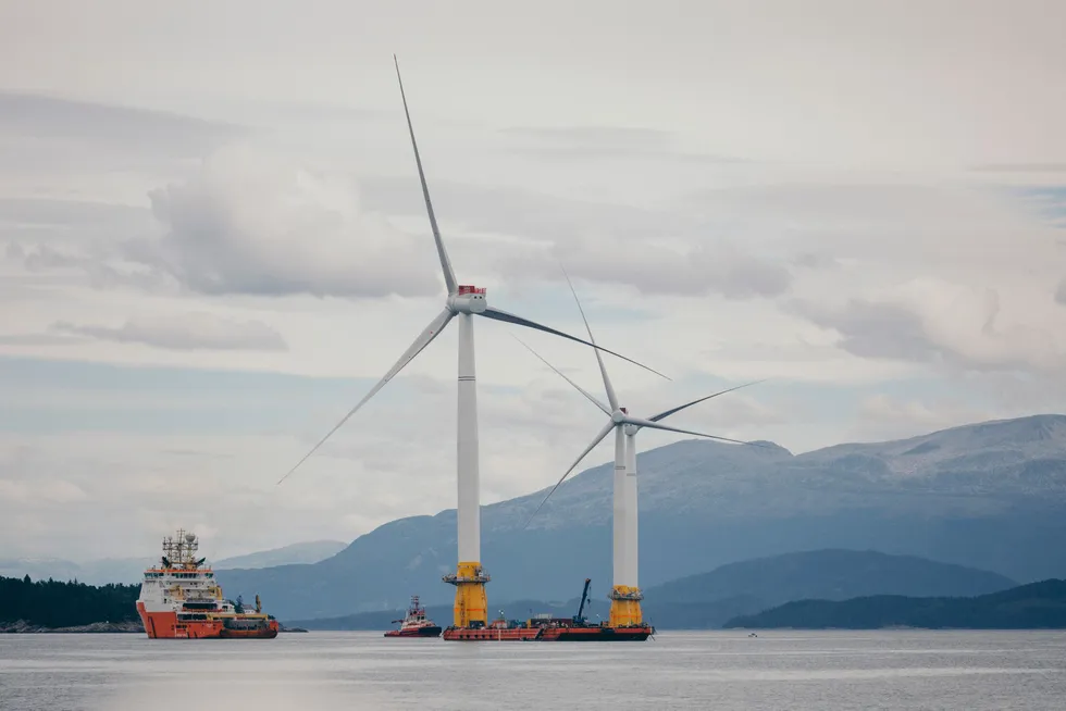 En rekke klimatiltak vil bli lønnsomme. Havvind og karbonfangst vil fremstå helt annerledes når utslippskostnadene mer enn dobles, skriver Anders Bjartnes. Bildet viser flytende vindmøller som ferdigstilles på Stord.