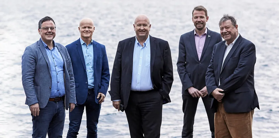 John Martin Mjånes, Kjetil Harkestad, Olav Linga, Knut Vassbotn og Trygve Seglem (styreleder i DWO) er svært fornøyde med at det nå er kommet på plass en avtale som har gitt sterke industrielle investorer i Deep Wind Offshore.