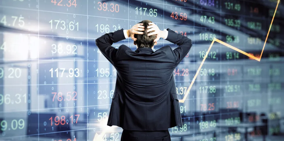 Prisene går til himmels, mens omsetningen forsvinner. Stadig mer kraftkontraktene handles utenfor børsen (Nasdaq). –Det går ut over transparensen, mener markedsaktører.