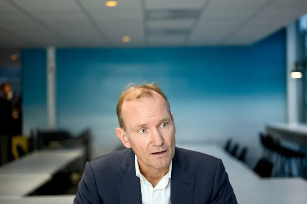 – Det er ganske mange syn på om man skal ha bonuser, og hva størrelsen skal være, og folk er forarget. Men jeg er nødt til å bringe alle tilbake til en forståelse av hvorfor vi har gjort dette. Det er ikke fordi vi er komplette idioter i styret, sier tidligere styreleder i Norwegian Niels Smedegaard.