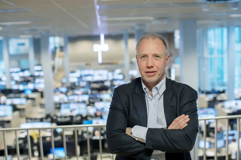 Kristian Tunaal, aksjestrateg i DNB Markets, skifter ut den gamle vekkerklokken med mobilen, fra og med tirsdag morgen. Foto: Øyvind Elvsborg