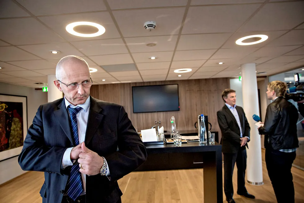Torghattens hovedeier Brynjar Forbergskog (foran) har allerede gravd i lommene for å bli hovedeier i Widerøe. Nå åpner han for å kjøpe opp en del av Norwegian, om selskapet ikke klarer seg alene. Her fra en pressekonferanse med tidligere Widerøe-sjef Lars Kobberstad i 2013.