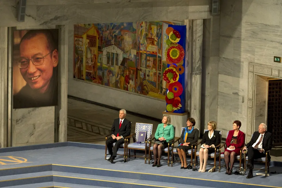 10. desember 2010 ble fredsprisen delt ut til Liu Xiaobo. Den kinesiske dissidenten satt i fengsel i Kina og kunne derfor ikke delta. Nobelkomiteens medlemmer (fra venstre): Thorbjørn Jagland, Kaci Kullmann Five, Sissel Marie Rønbeck, Inger-Marie Ytterhorn, Aagot Valle og daværende direktør ved Nobelinstituttet, Geir Lundestad.