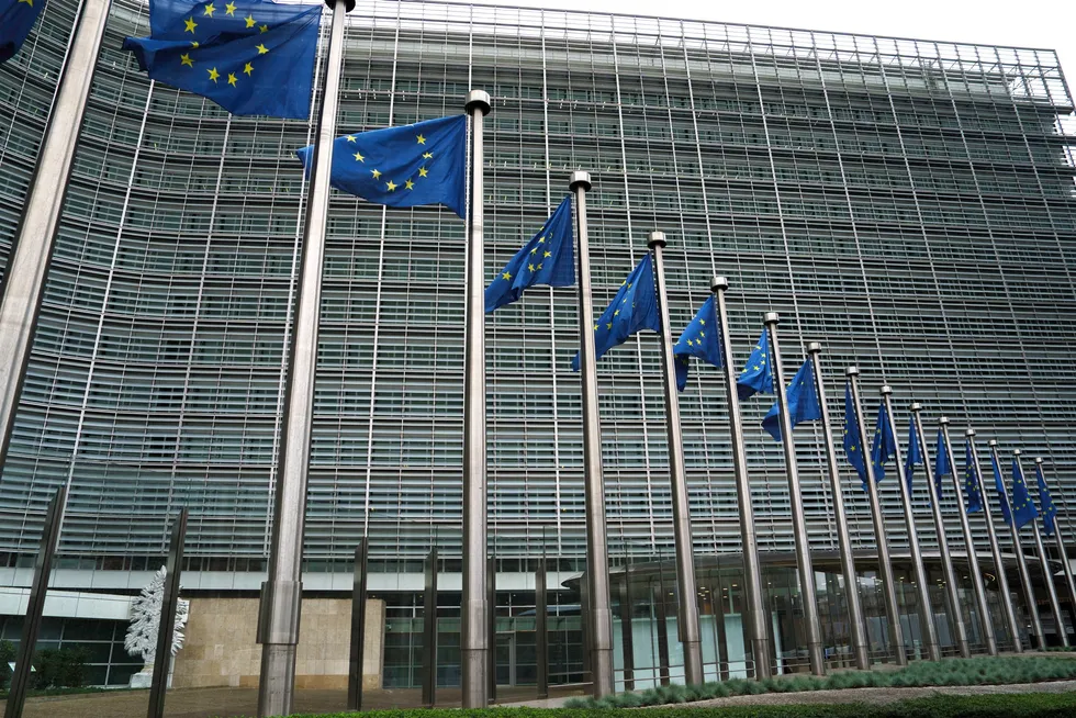 Nå gjør EU som Kina har gjort lenge, og USA gjorde før Trump: fokuserer på gulroten med massive incentiver som stimulerer til vekst i grønne næringer, skriver innleggsforfatterne. Her fra Europakommisjonen i Brussel.