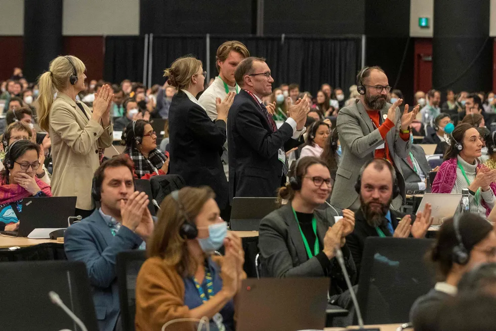 Norges klima- og miljøminister Espen Barth Eide (Ap) og andre delegater applauderer avtalen om biodiversitet i Montreal, Canada like før jul.