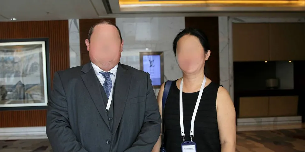 FÅR HJELP: Salmars sjef i Asia, Geir Wærø, og den arresterte kvinnen sammen på sjømatmesse i Beijing i fjor. Nå har hun fått advokat, og norske myndigheter vil besøke henne over helgen.Foto: Arne Fenstad