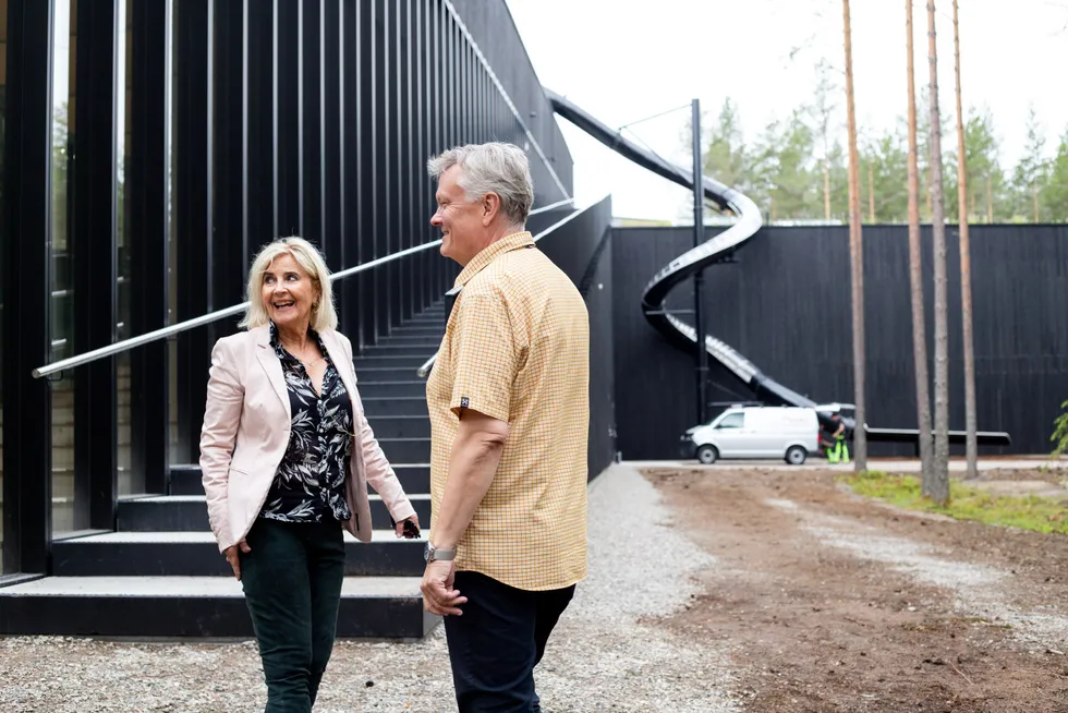 Ikke bare en fabrikk, men også et opplevelsessenter med en av landets lengste sklier, er det Elisabeth Preus Vestre kan vise frem. Hun eier Vestre-konsernet sammen med sønn og næringsminister Jan Christian Vestre. Her er hun sammen med konsernsjef Stefan Tjust.