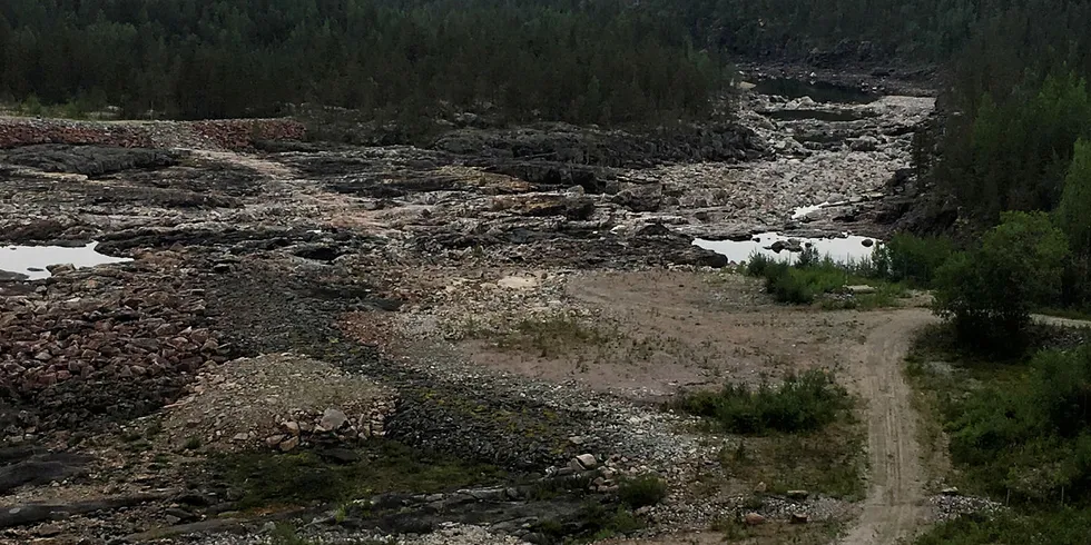 Leder Aug 2018. Nedstrøms Harsprånget i Nord-Sverige.