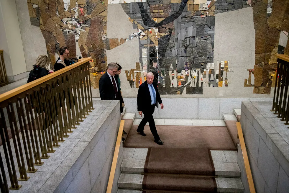 Fra venstre: Hans Andreas Limi, parlamentarisk leder i FrP og Carl I. Hagen, vararepresentant i Stortinget møtte opp som tilskuere da Stortinget behandlet et forslag fra AP om at Stortingsrepresentanter og vararepresentanter ikke kan sitte i Nobelkomiteen. Foto: Fartein Rudjord