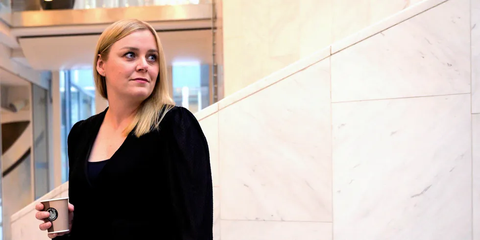 Tina Bru påpeker at de fleste vindkraft-konsesjoner har vilkår om at det kan pålegges undersøkelser av mulige virkninger for naturmangfold i driftsperioden, blant annet Øyfjellet vindkraftverk.