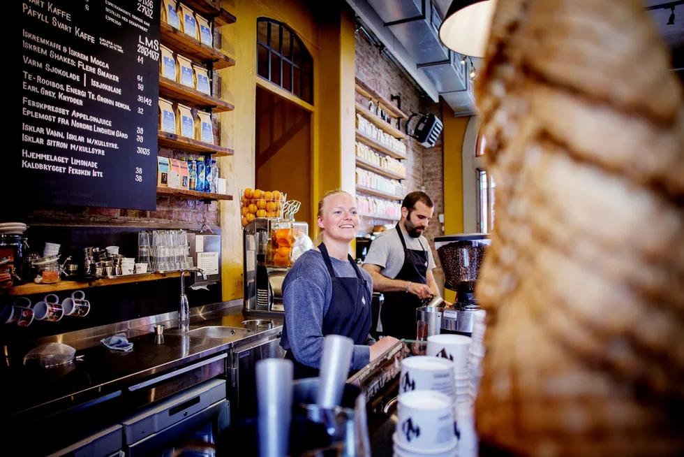 – Vi har mest folk her på morgenen og selger mest svart kaffe. Vi skal være best på svart kaffe, det er det vi spesialiserer oss på, forteller Agnes Meyer. Bak henne står kollega Alkinades Kaltakis. Foto: Javad Parsa