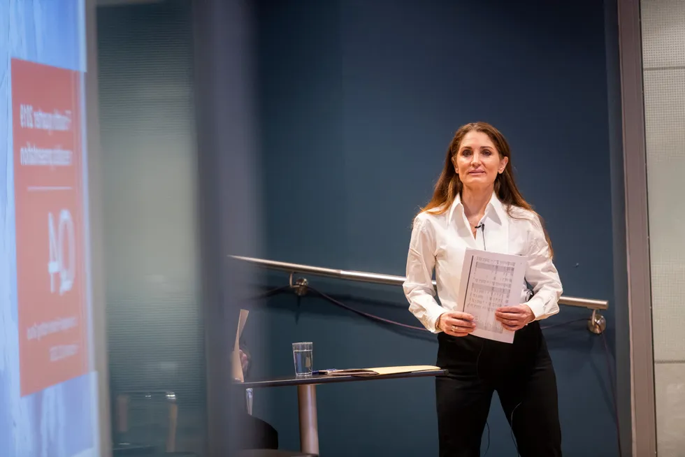 Tine Wollebekks jobb som sjef for Bank Norwegian henger i en meget tynn tråd dersom Nordax får kontroll med banken.