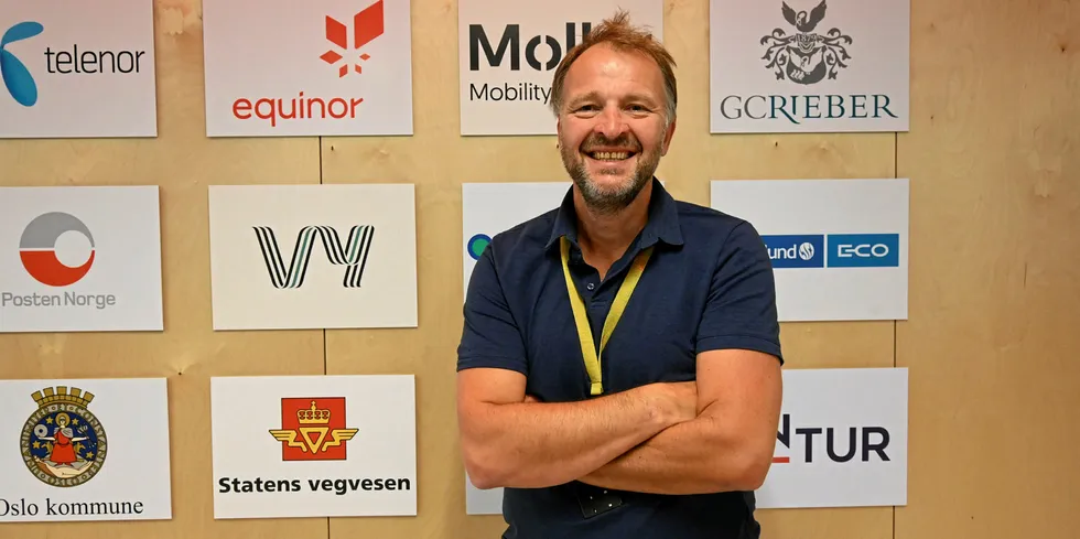 StartupLab-sjef Per Einar Dybvik foran veggen som viser noen av de store partnerne som er med på å støtte de håpefulle gründerne.