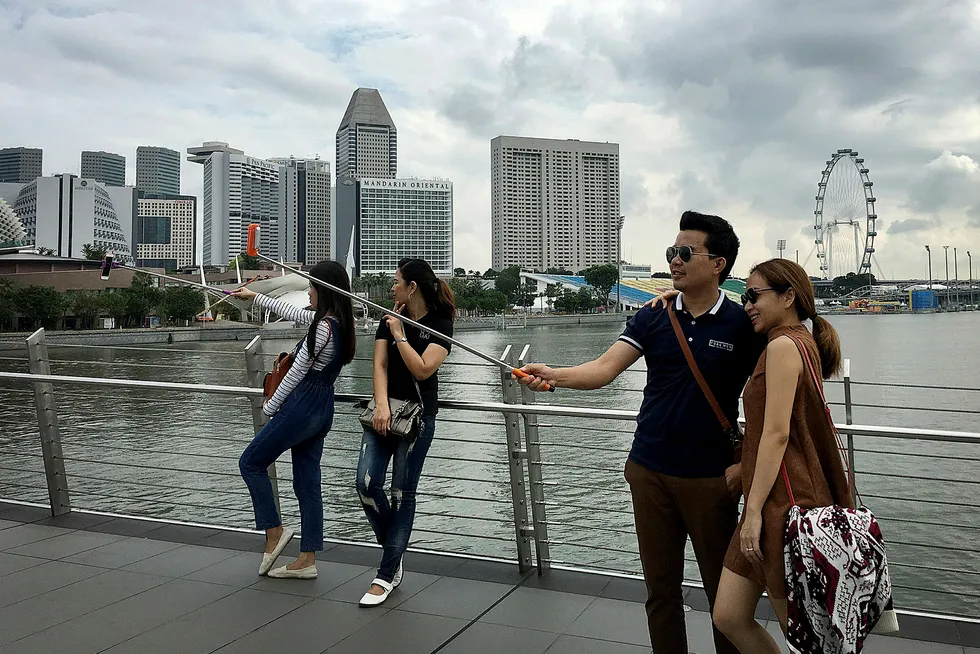 Singapore har rykket forbi USA og kommer ut som vinner i den årlige konkurransekraftkåringen fra Verdens økonomiske forum. Landet er også rammet av handelskrigen, men har vært i stand til å tilpasse seg og fornye seg jevnlig med blant annet vekst i reiselivssektoren.